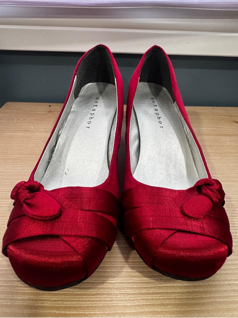 Metaphor Women's Deep Red Satin Knot Detail Flats